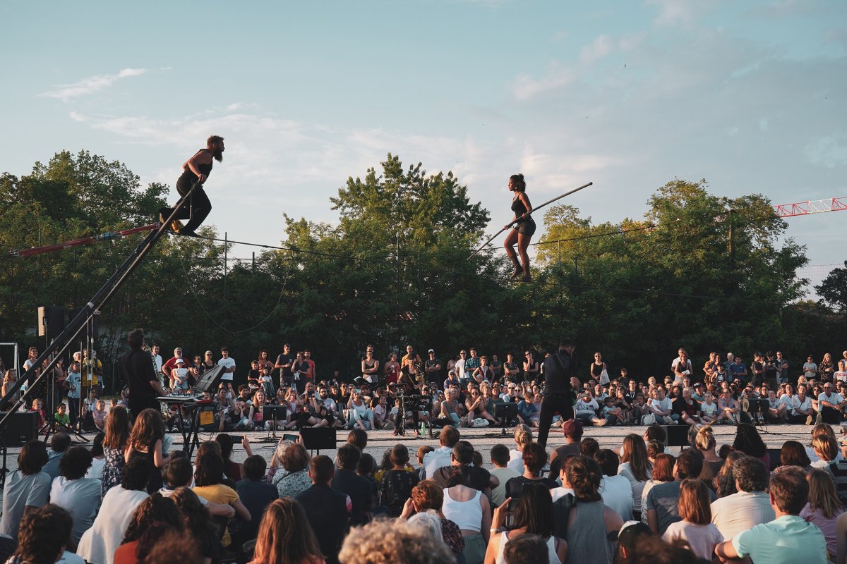 Lefkoşa'daki sokak sanatları festivali ArtCargo, yüksek ip gösterisiyle sona eriyor