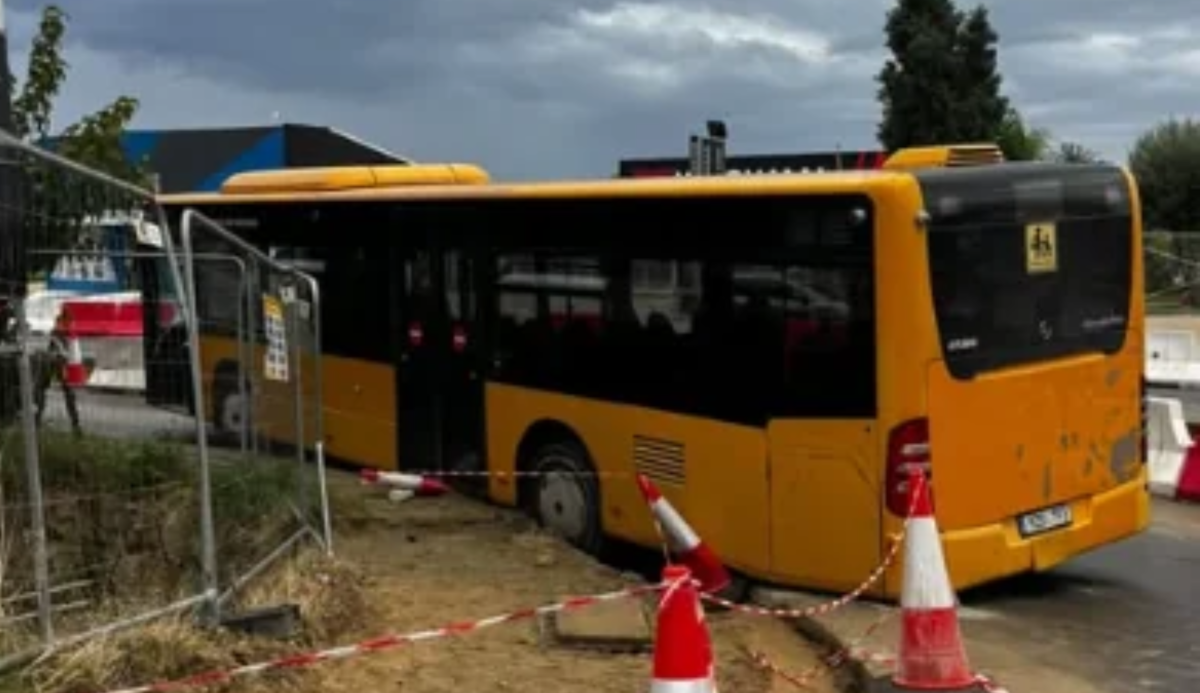 Larnaka'da Faneromeni yol çalışmasında otobüs sıkıştı, trafik karmaşası yaşanıyor