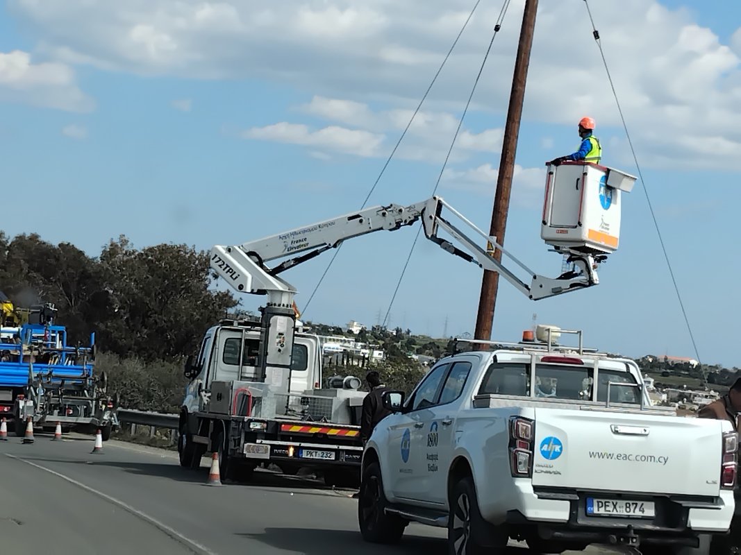 Güney Kıbrıs'ta sağanak ve fırtına geniş çaplı aksamalara yol açtı