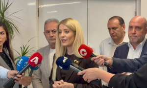Kıbrıs'ın en büyük partisi DİSİ'de 2028 yarışı kızıştı: Averof Neofitu'dan sürpriz basın toplantısı