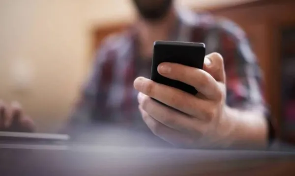 Sahte SMS'lerle yaşlıları dolandıran 24 yaşındaki Lefkoşa sakini gözaltına alındı
