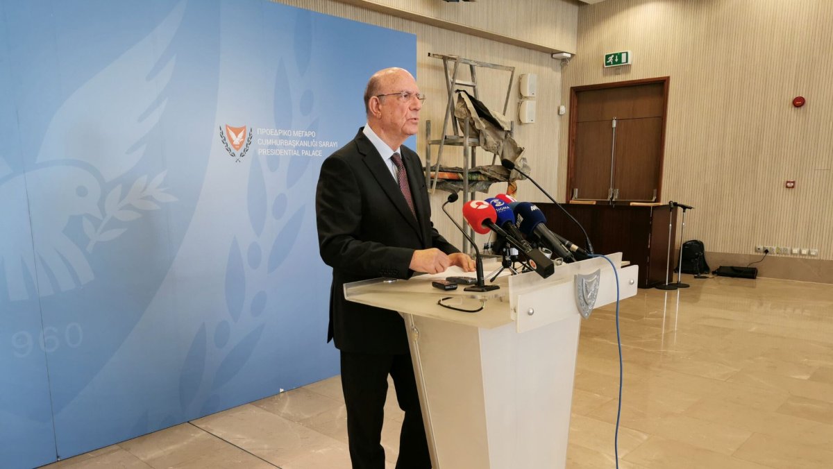 Maliye Bakanı Makis Keravnos 2027 bütçesini Meclis Ekonomi Komisyonu'nda sunuyor