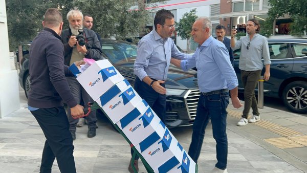Averof Neofytu, 2028 adaylığı için DİSİ'ye 3 binden fazla imza teslim etti