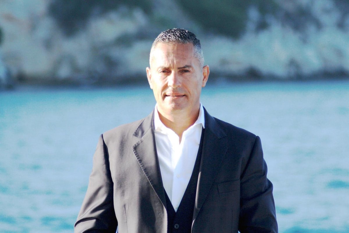 İngiliz-Kıbrıslı iş insanı John Christodoulou: Aklım DİSİ'de, kalbim AKEL'de