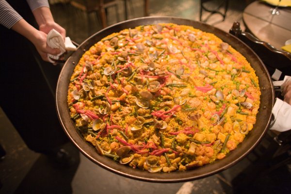 Valencia'nın pirinç tarlalarından Kıbrıs sofralarına paella