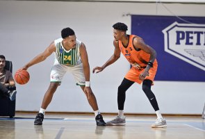 Basketbol takımı Petrolina AEK, APOEL'i 83-79 yenerek derbide iki maçı da kazandı