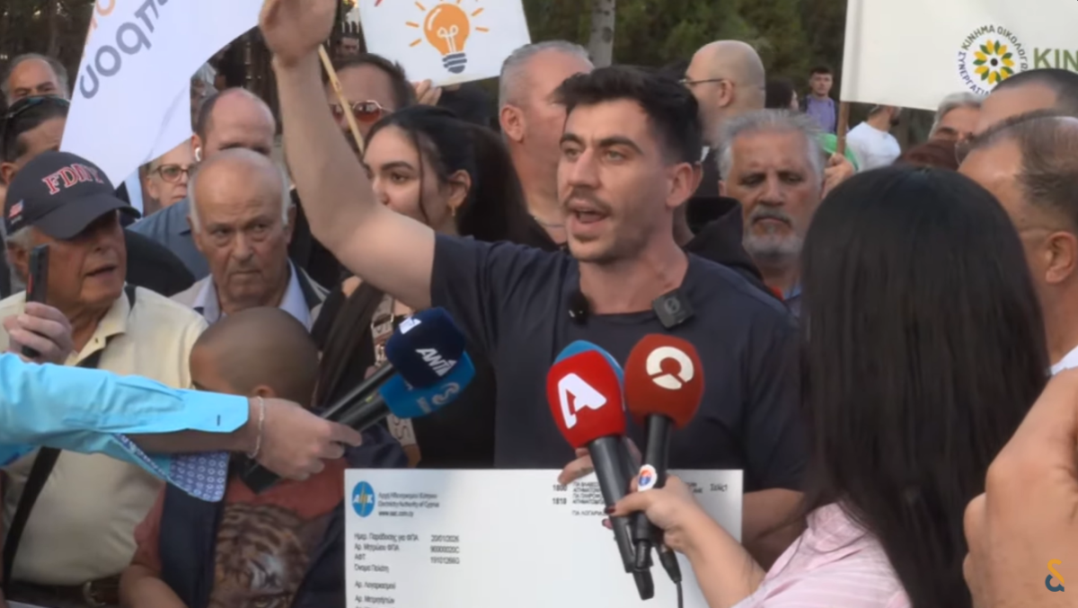 Güney Kıbrıs'taki Amesi Dimokratia partisinin elektrik fiyatlarını protesto eylemi sürüyor