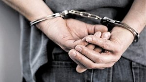 Limasol'da okula girip 17 yaşındaki öğrenciye saldıran okul dışı 19 yaşlı şüpheli kelepçelendi