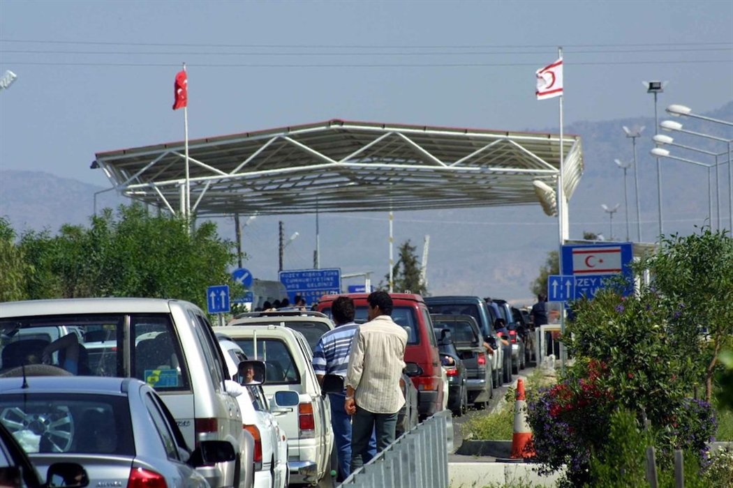 57 Kıbrıslı Rum yolcusunu taşıyan otobüse geçiş yasağı, köy ziyareti için Türk Kıbrıslı rehber istendi