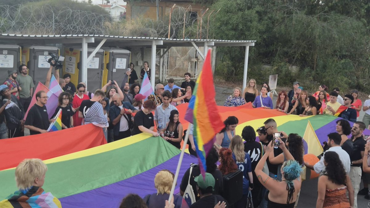 Yeşil hat renklerle doldu: United by Pride yürüyüşleri Lefkoşa ölü bölgesinde buluştu
