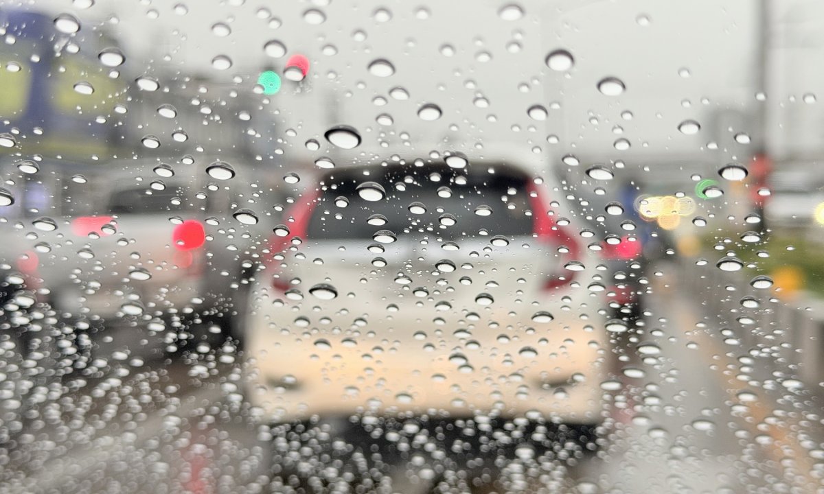Kötü hava nedeniyle vinç yolda kaldı: Rizoelia'da trafik sorunu