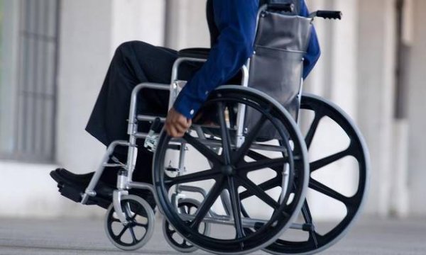 Engelli bireylerin ebeveynlerine yaş sınırsız izin hakkı: Demokratik Seferberlik Partisi (DİSİ) milletvekili Orfanidu'nun önerisi